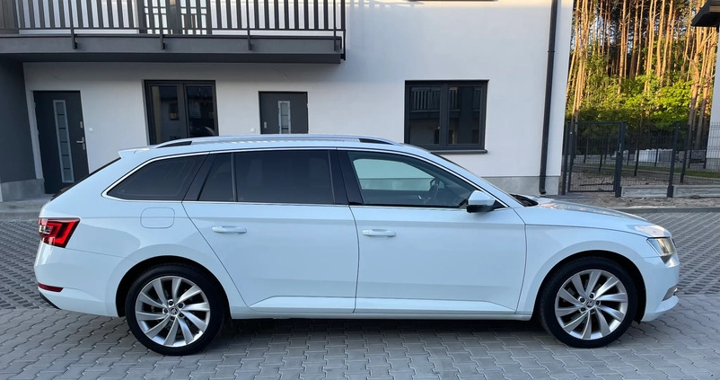 Skoda Superb cena 46000 przebieg: 303000, rok produkcji 2016 z Mielec małe 254